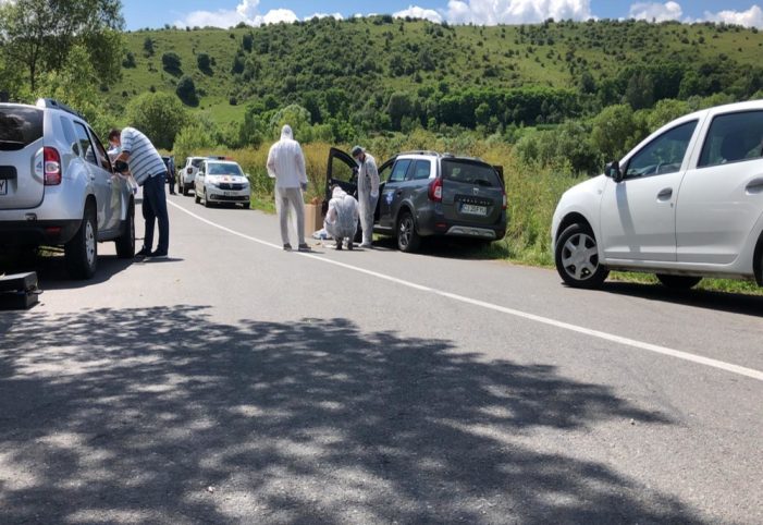 Copil de 8 ani, înjunghiat în piept ! A fost găsit mort în mașina tatălui sau !