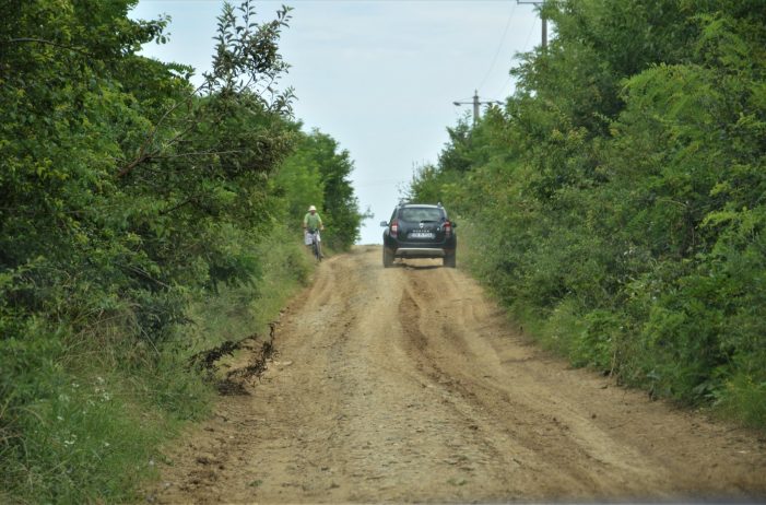Doua drumuri de pământ, intra în reabilitare. Vezi care (Foto)