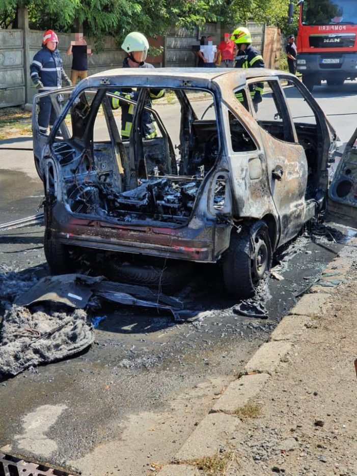 Mașina făcută scrum. Imagini de la locul incendiului (Fotogalerie)
