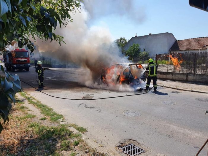 Mașina distrusa de foc. Trafic ingreunat