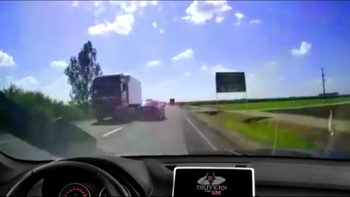 Tragedie evitata în ultimul moment ! La un pas sa intre sub un TIR (Foto)