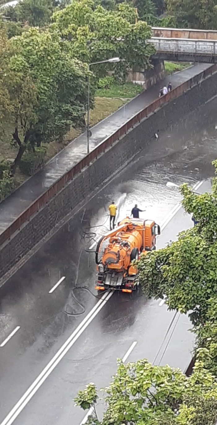 Pasajul din Cartierul Soarelui, golit de apa (Foto)