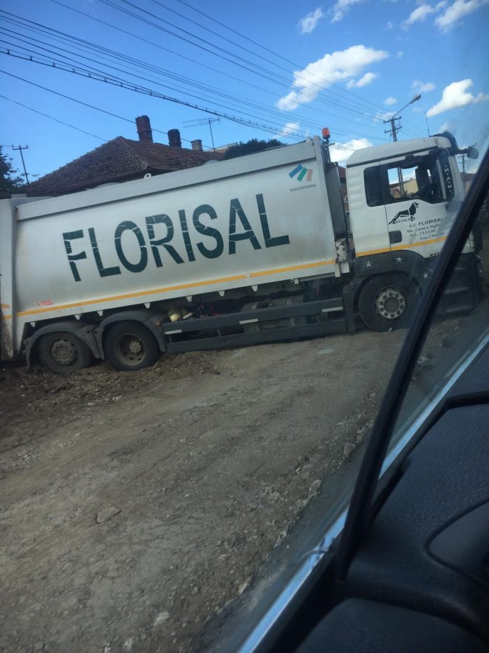 Mașina Florisal, impotmolita în asfalt (Foto)