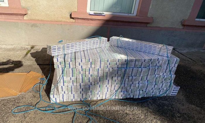 Transporta 6.700 pachete țigări ascunse în tavanul unui microbuz