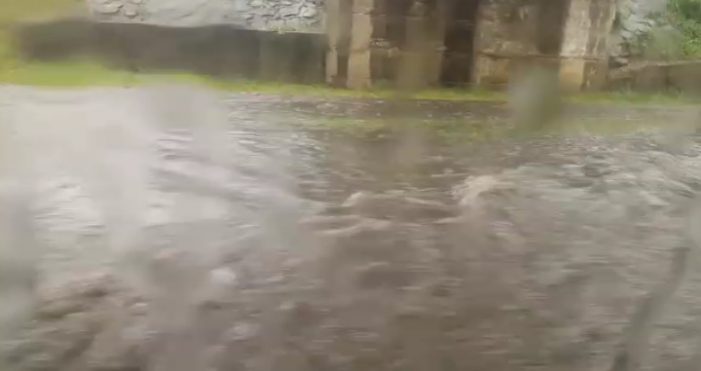 Ploile fac ravagii în municipiul Satu Mare ! Un chiosc, beciuri și o biserica, inundate !