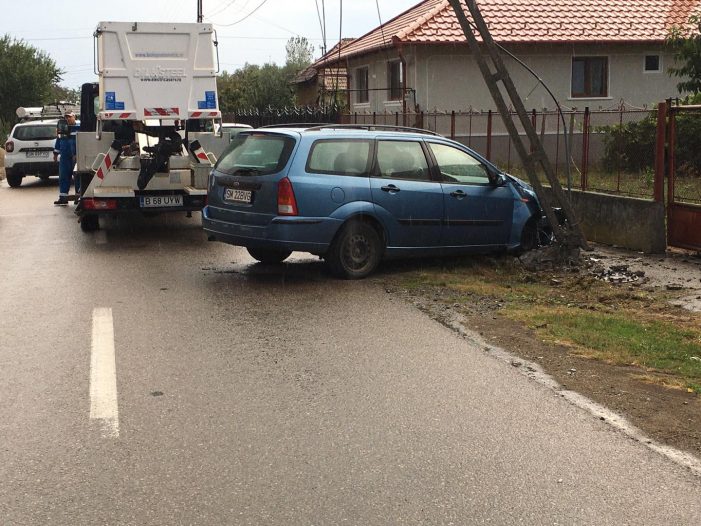 A rupt stâlpul cu mașina. Șoferul are 17 ani (Foto)