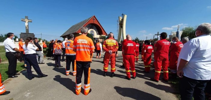 Victor, condus pe ultimul drum. Ambulantierii au însoțit sicriul, îmbrăcați în uniforme (Foto)