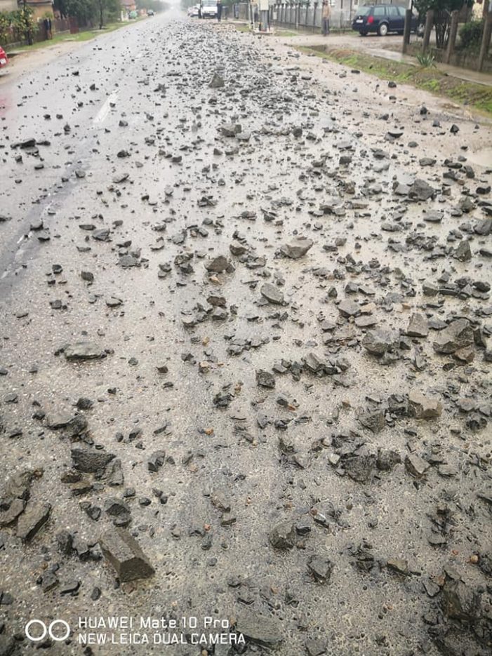 Drum, acoperit de pietre. A intervenit Poliția (Foto)