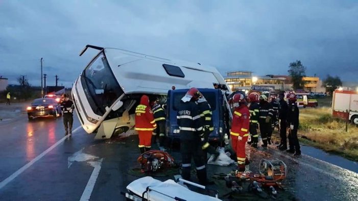 Accident mortal, coliziune între două microbuze și un TIR. S-a activat Planul Roșu (Foto)