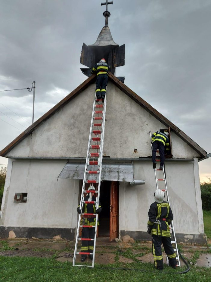 Ce spun pompierii despre biserica lovita de trasnet ? (Foto)