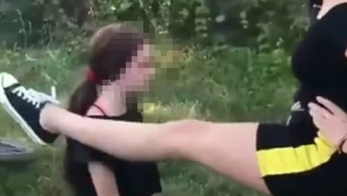 Fata de 14 ani, retinuta pentru 24 de ore. A umilit si a batut o minora
