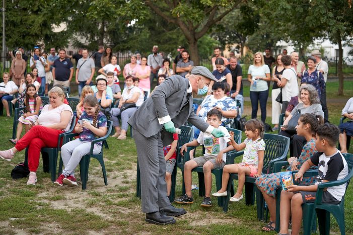 Actorii au ieșit în strada ! Satmarenii i-au aplaudat ! (Foto)