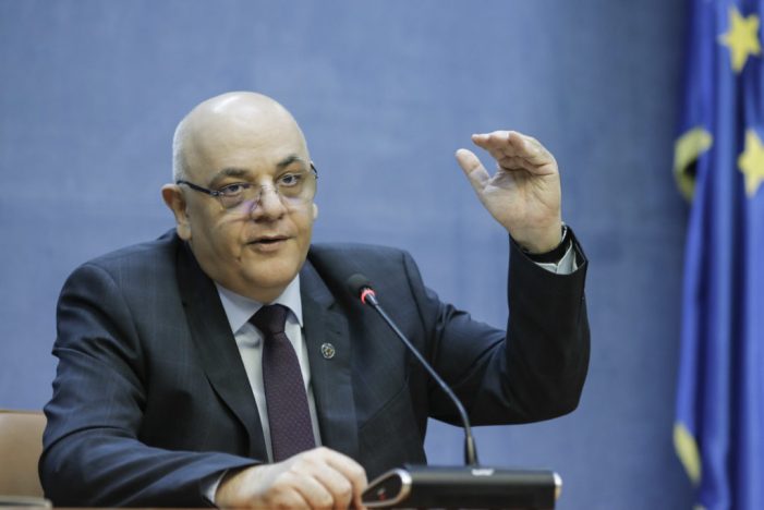 Raed Arafat: „Dacă e o singură persoană nevaccinată între cei cinci, atunci toţi trebuie să poarte mască”