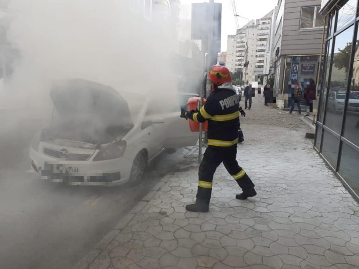 Incendiul la mașina de pe Decebal, produs de un scurtcircuit (Foto)