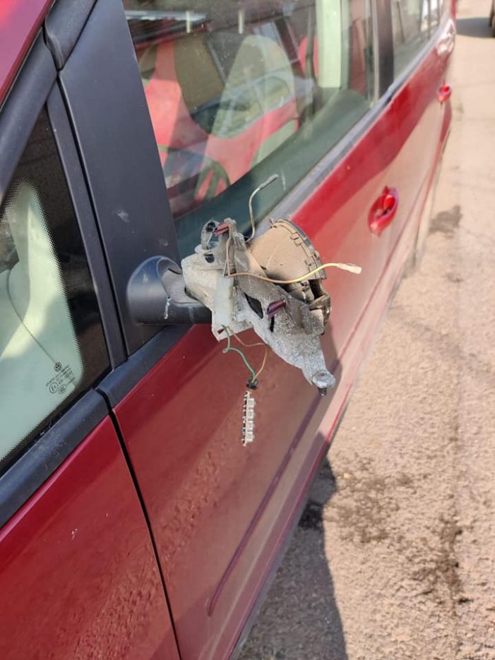 Sofer de BMW, cautat pe Facebook. A distrus o masina, apoi s-a facut nevazut (Foto)