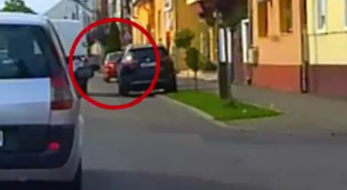 Surprinsă cum arunca mizerii din mașina ! Strada nu e groapa de gunoi ! (Foto)