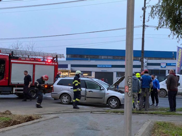 O mașina a luat foc în trafic (Foto)