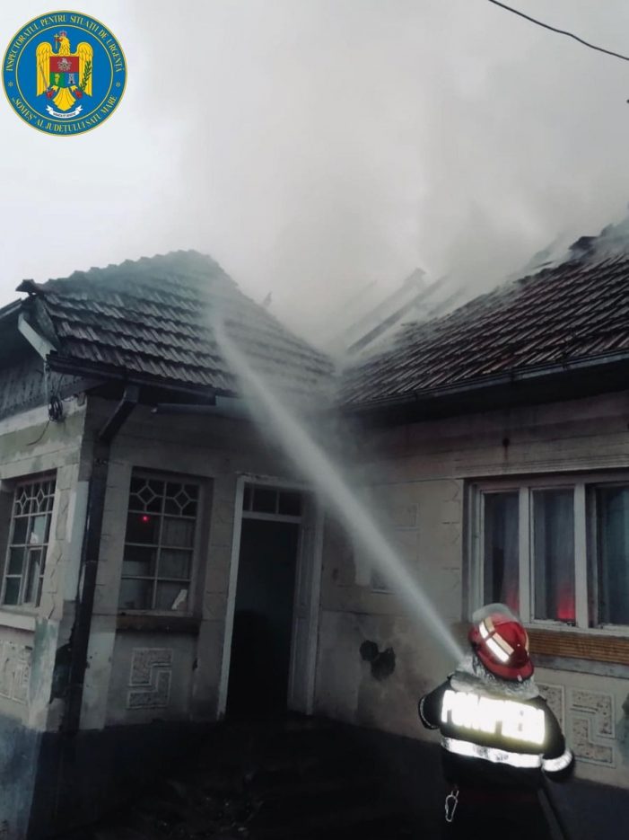 Incendiu puternic. Batran surprins in casa cuprinsa de foc