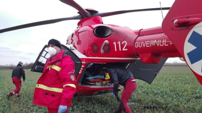 A rămas cu mana prinsă într-un utilaj. S-a intervenit cu elicopterul (Fotogalerie)