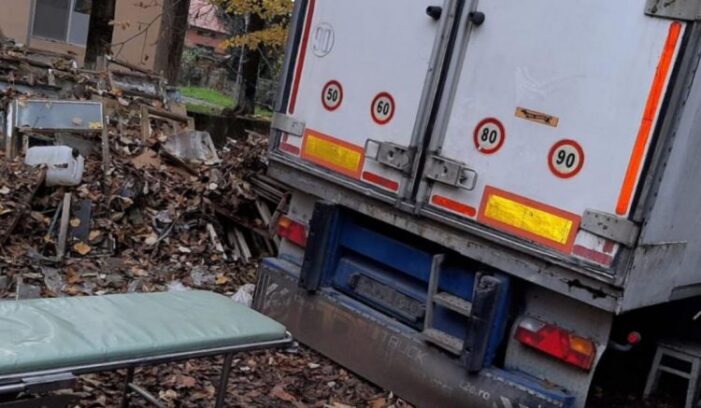 Bărbat mort de COVID-19, ţinut în remorca unui TIR … în spatele spitalului