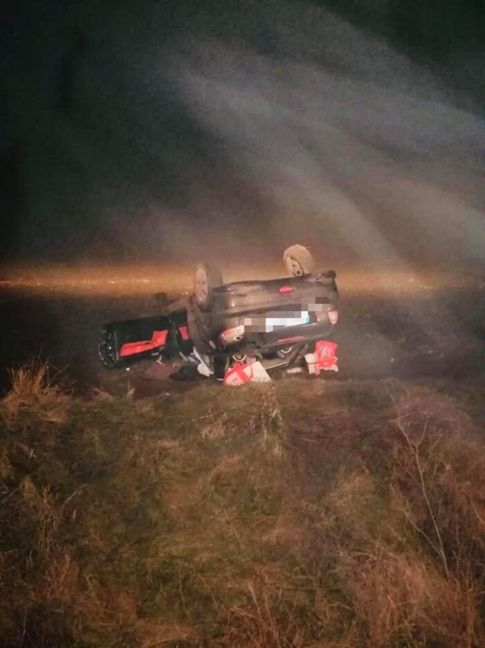 S-a rasturnat cu masina. A reusit sa se autoevacueze (Foto)