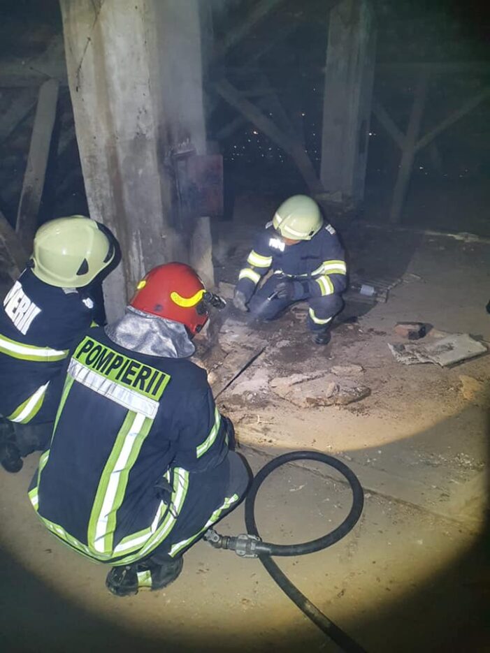 Incendiu la hornul unei case (Foto)