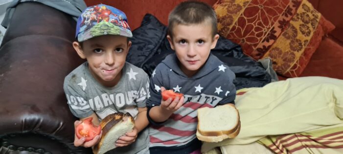 Cinci copii ramasi fara acoperis deasupra capului … in plina iarna (Foto)