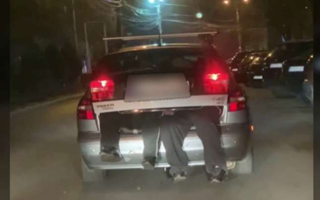 Si-a cărat soțul și un amic, beți, în portbagajul mașinii (Video)