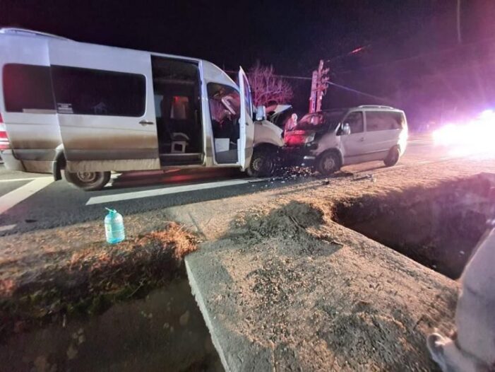 10 victime. Doua microbuze s-au ciocnit frontal (Foto)
