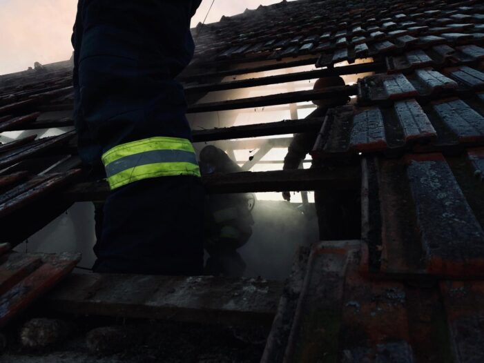 Incendiu la acoperisul unei case (Foto)