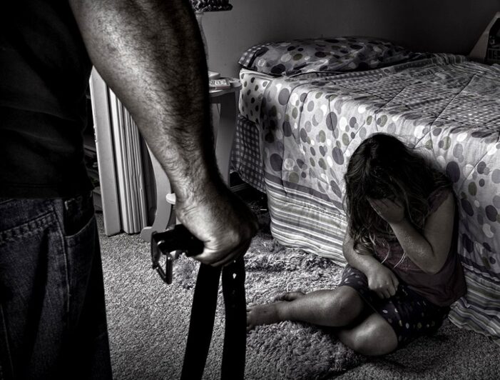 Minora abuzata sexual de propriul tata