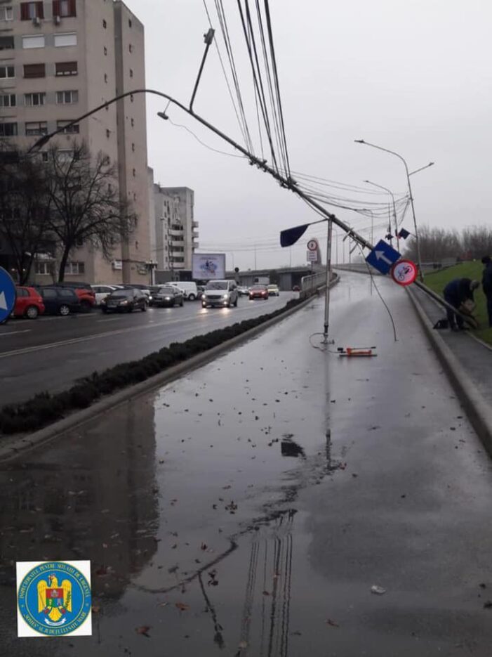 Stalp prăbușit la urcarea pe Podul Decebal (Foto)