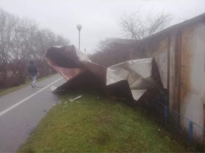 Pericol pe dig ! Acoperis luat de vant !
