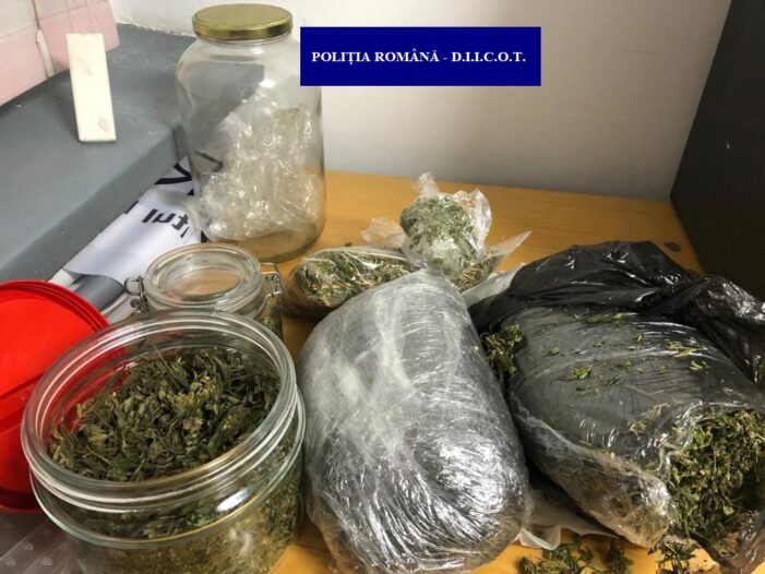 Au vrut sa vanda 2 kg de cannabis. Indivizii, retinuti ! (Foto)