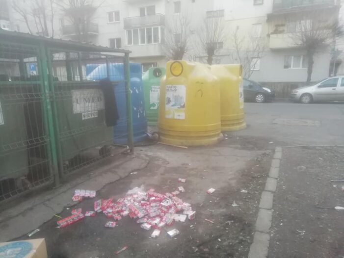 Zeci de pachete de țigări, aruncate la gunoi (Foto)