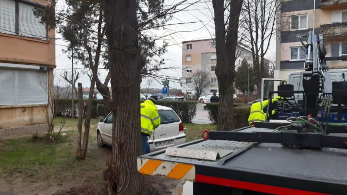 Si-a parcat masina sub geam ! Politistii i-au ridicat autoturismul ! (Foto)