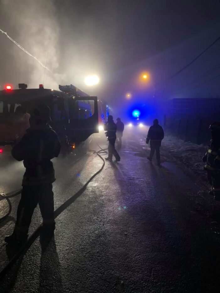 Incendiu la o fabrica din Satu Mare. O persoana a murit (Foto)