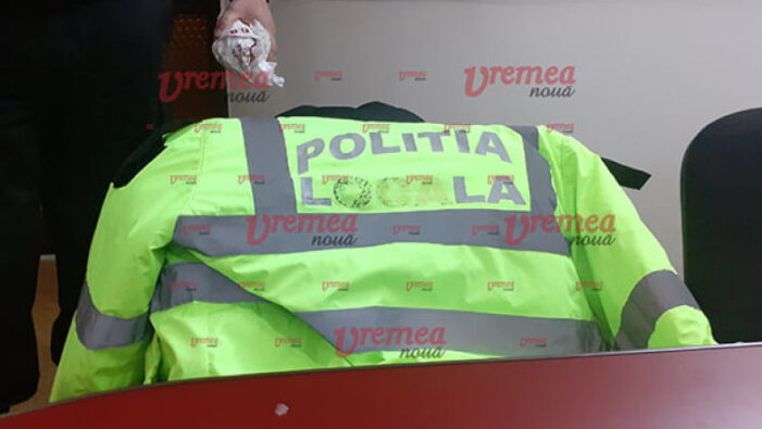 Un politist si-a scos uniforma la vanzare. Cat costa ?