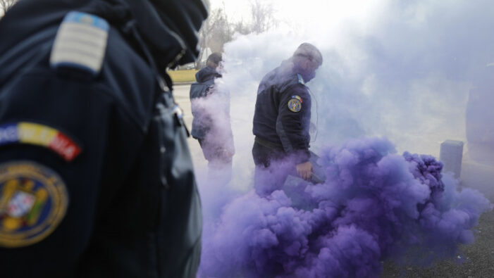 Protest cu fumigene și scandal la Cotroceni. Polițiștii s-au îmbrâncit cu jandarmii