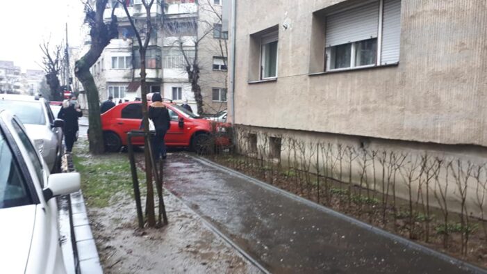 S-a izbit cu mașina de un bloc (Foto)