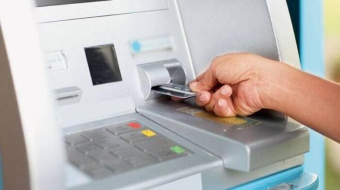 Au gasit un card si s-au dus la cumparaturi. Acum trebuie sa dea socoteala politiei !