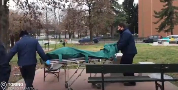 L-au gasit mort sub o banca din parc