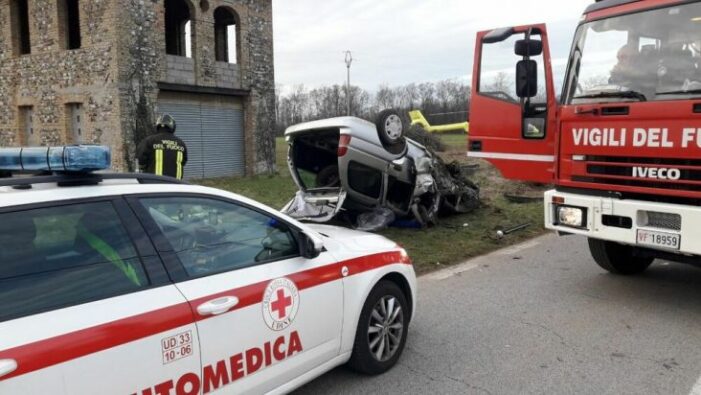 Accident cumplit. Un tânăr de 21 de ani a murit. Patru persoane ranite