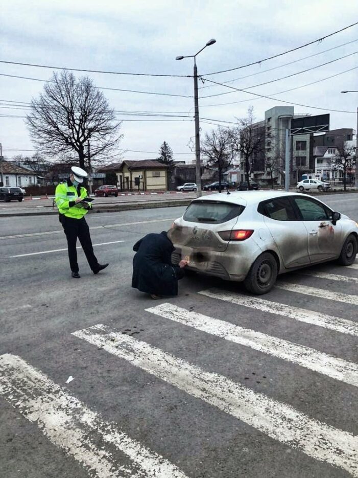 Șofer pus sa își curețe plăcută de înmatriculare (Foto)