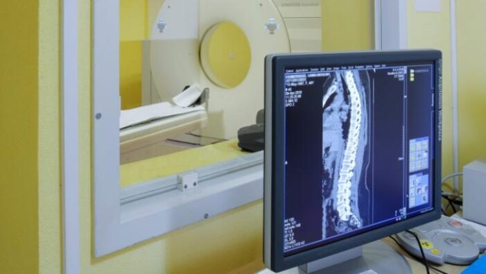 Copilul trântit de pământ în parcul din Hunedoara, în stare grava