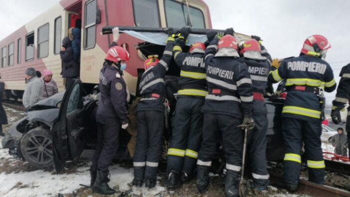 Doi tineri striviti de tren. Mașina în care se aflau, tarata 150 de metri pe sine (Video)