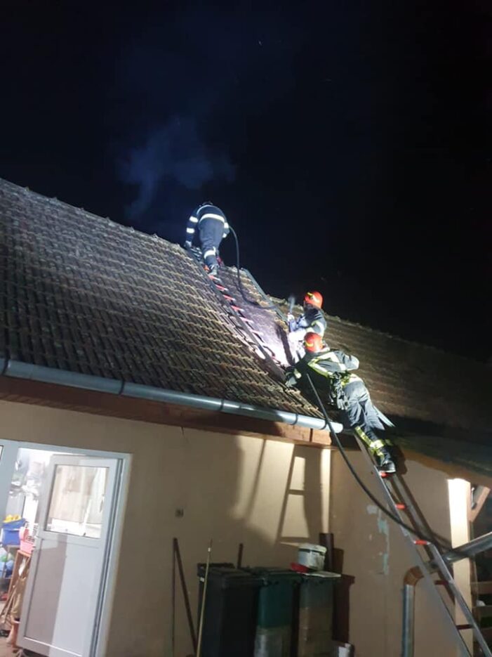 Incendiu la hornul unei case (Foto)