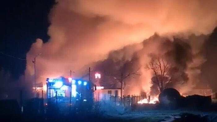 Incendiu violent. Doua persoane au suferit arsuri (Foto)