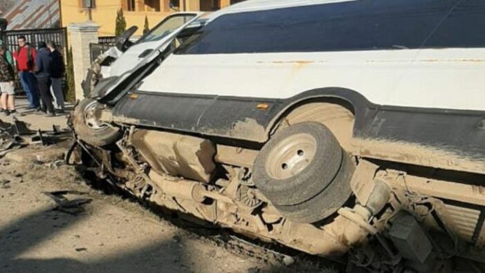 Microbuz cu 19 copii, implicat într-un accident