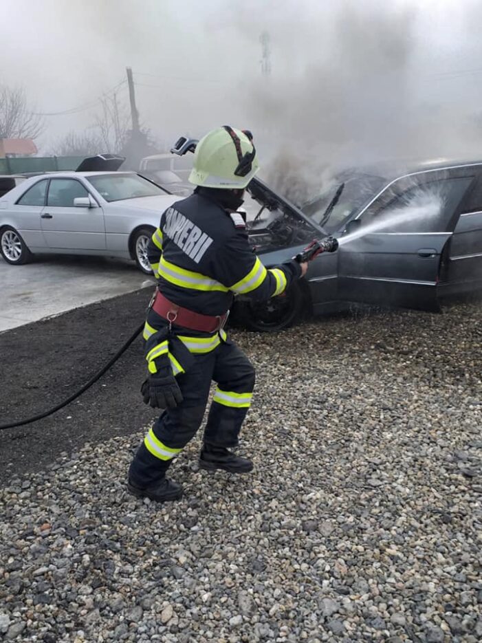 Masina distrusa intr-un incendiu (Foto)